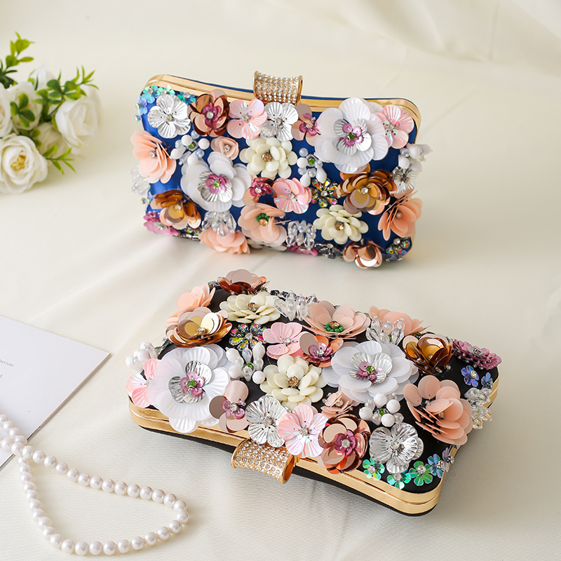 Bolso de mano con flores de primavera