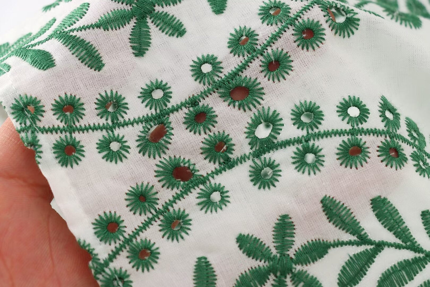 Robe de vacances avec broderie en nœud