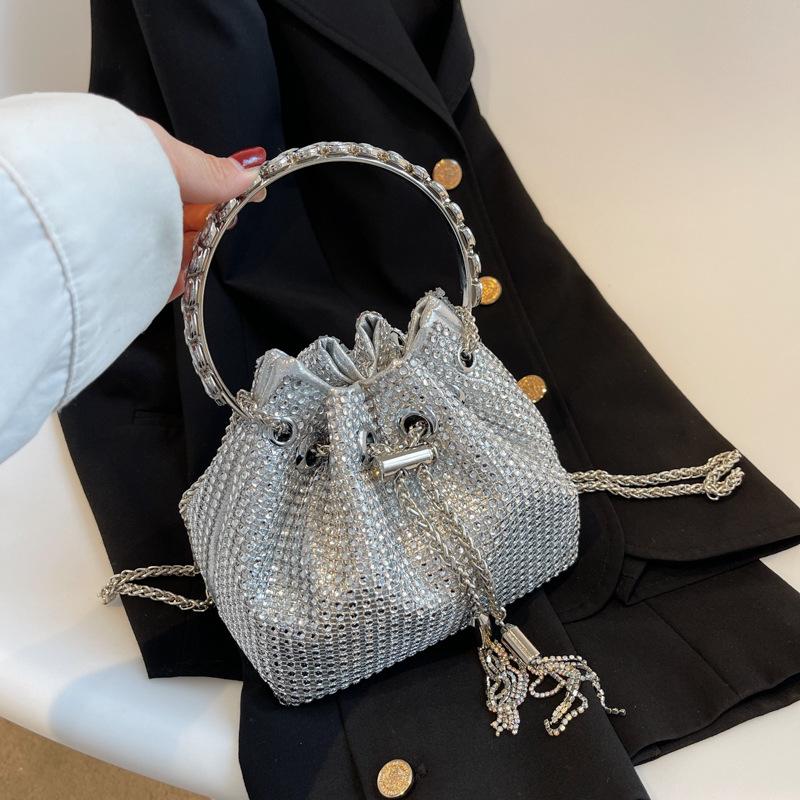 Sac seau brillant avec une inclinaison 