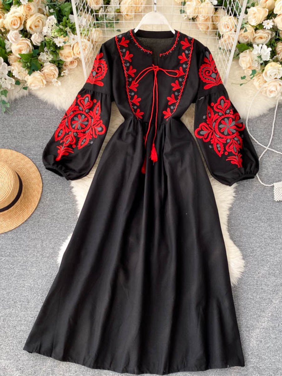 Robe brodée à manches lanternes et lacets