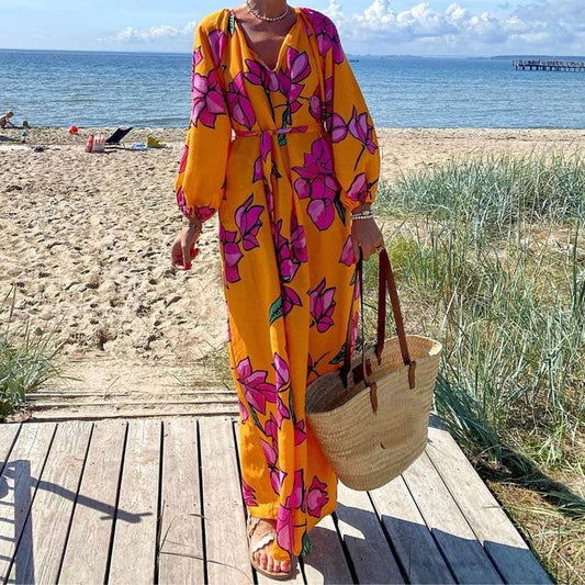 El vestido de vacaciones con flores brillantes 