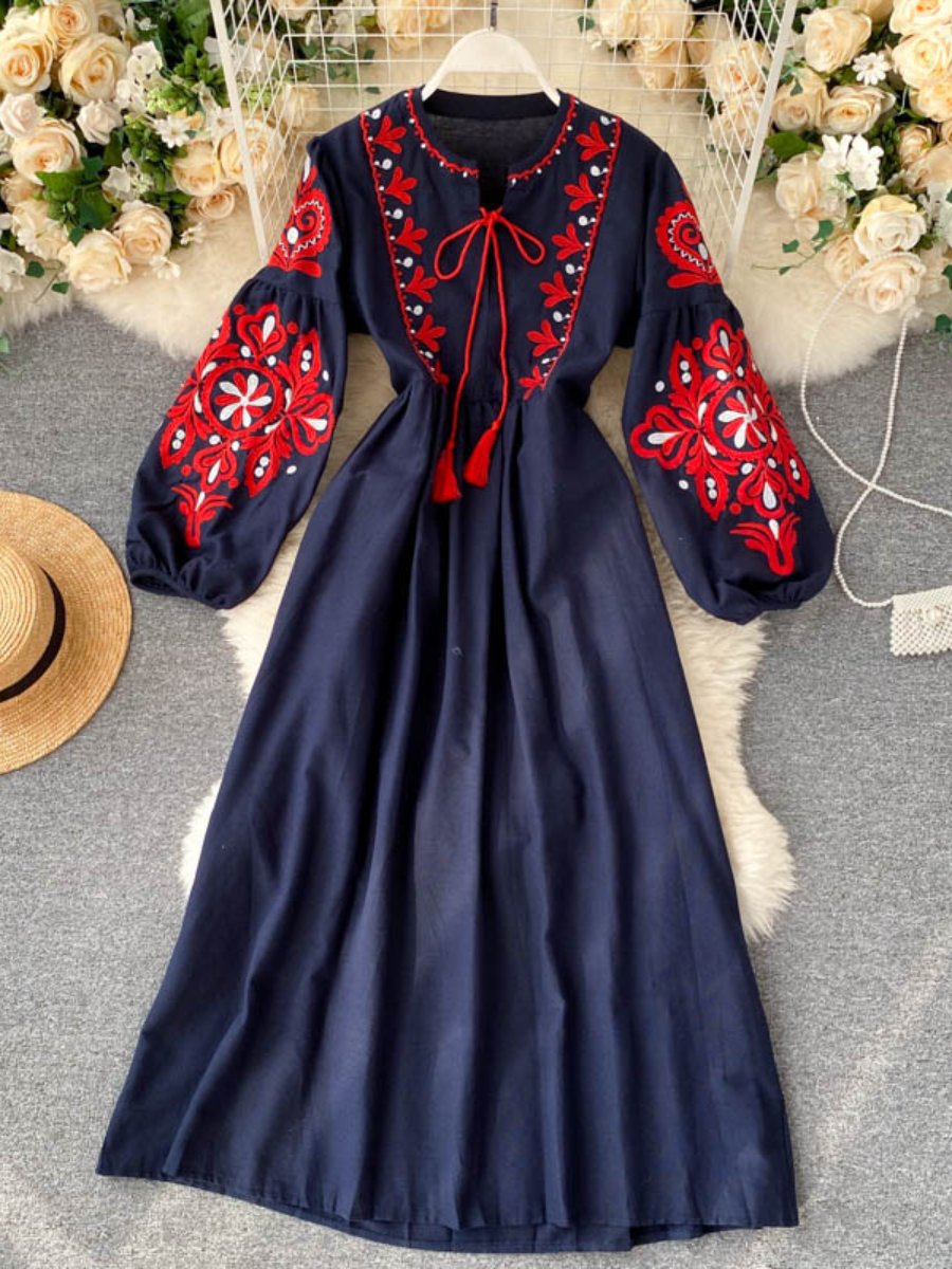 Robe brodée à manches lanternes et lacets